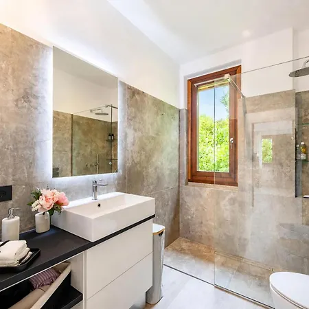 Il Dipinto Sul Center: Terrace, Garden And Privare Garage - Happy Hébergement de vacances *